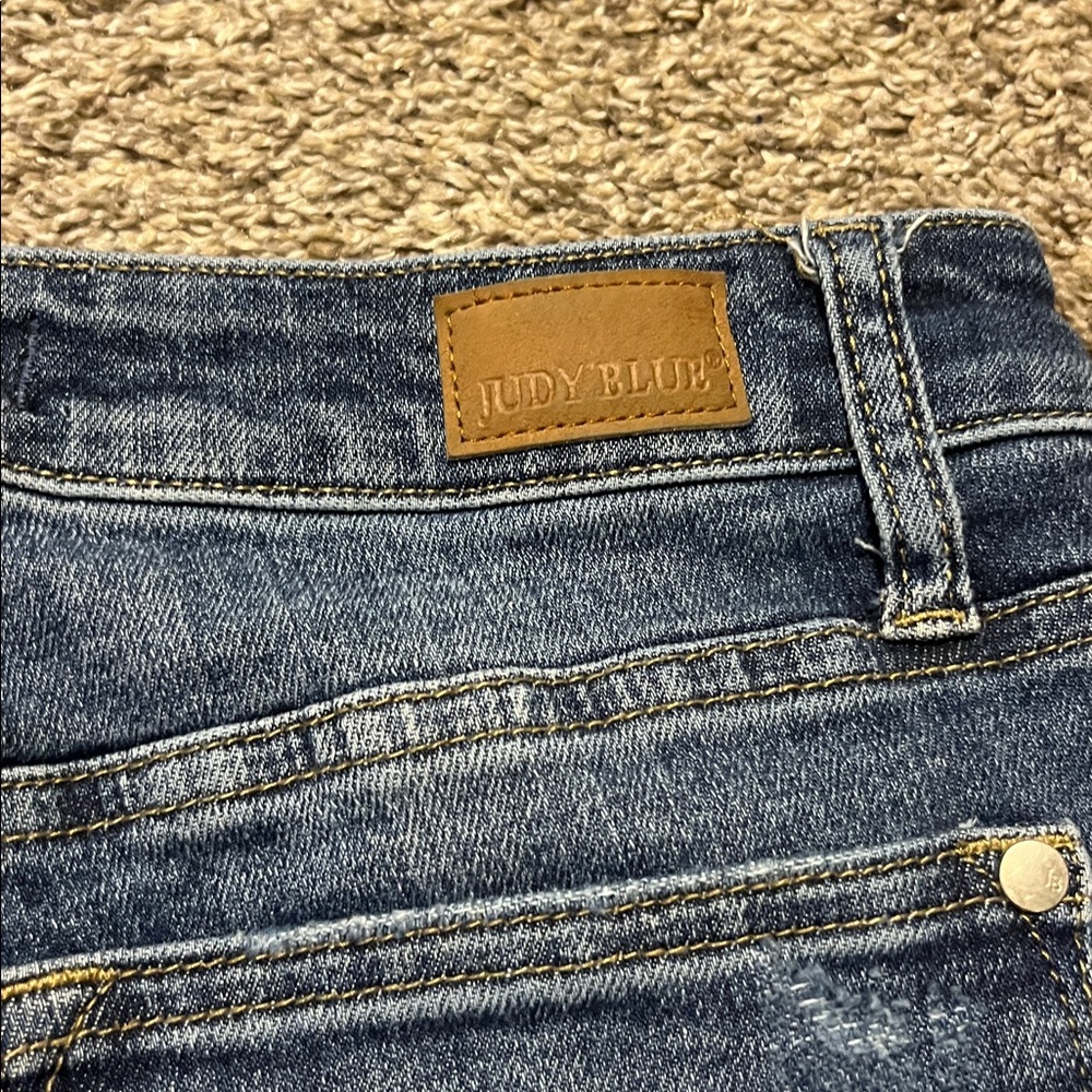 Judy Blue Vintage Relaxed Fit Distressed & Raw Hem Women’s Jeans 5/27 - Picture 8 of 8